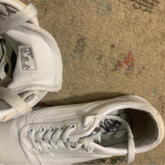 White vans - Picture 2 of 3